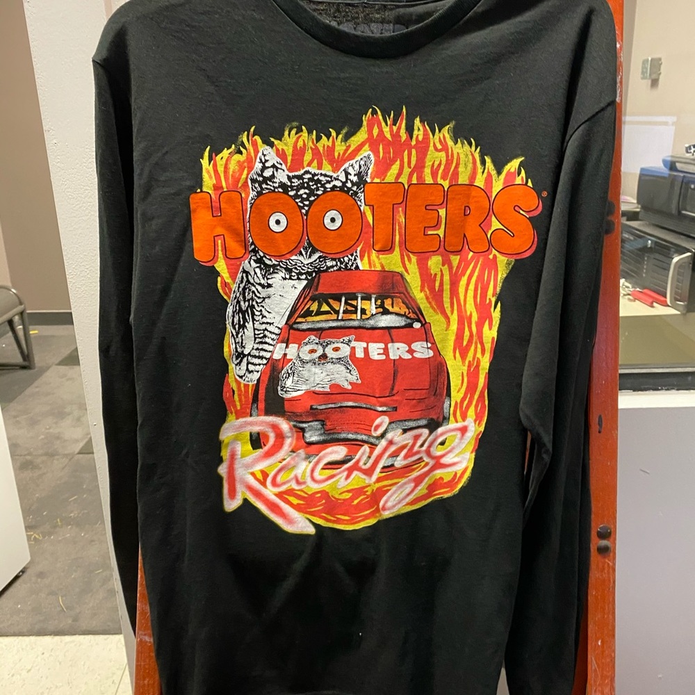 Deadstock vintage hooters racing Ls Tee